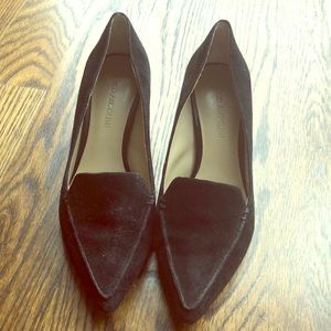 Suede pumps with gold details